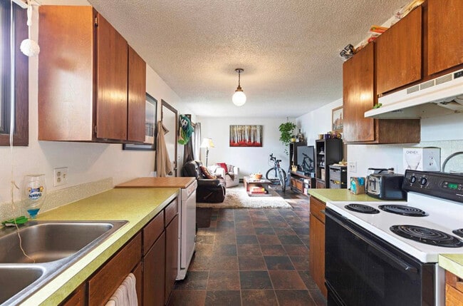 cocina a sala de estar - 2016 S 13th St W Unidad 2016 #2 Upstairs