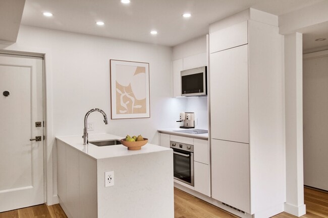 Building Photo - 10 Av. Rosemount Unit 107