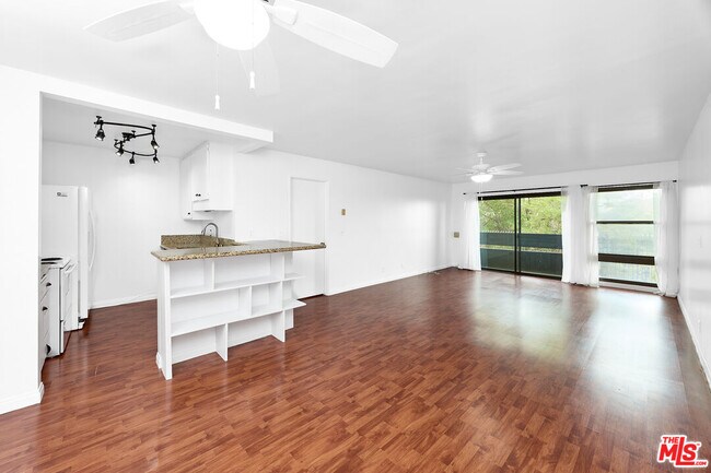 Photo - 7777 W 91st St Unidad E2137 Rental