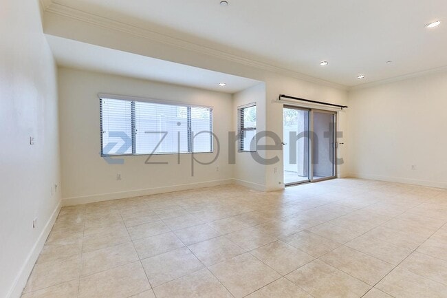 Building Photo - Unit Unit 11