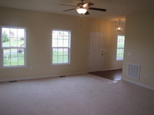 Photo - 203 Winnbrook St