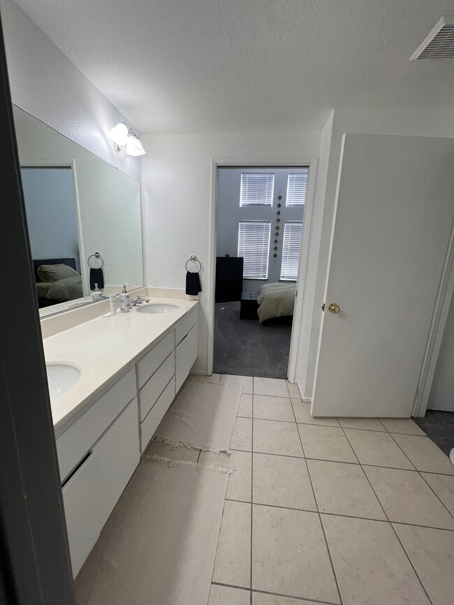 Building Photo - 24155 Del Monte Dr Unit 372