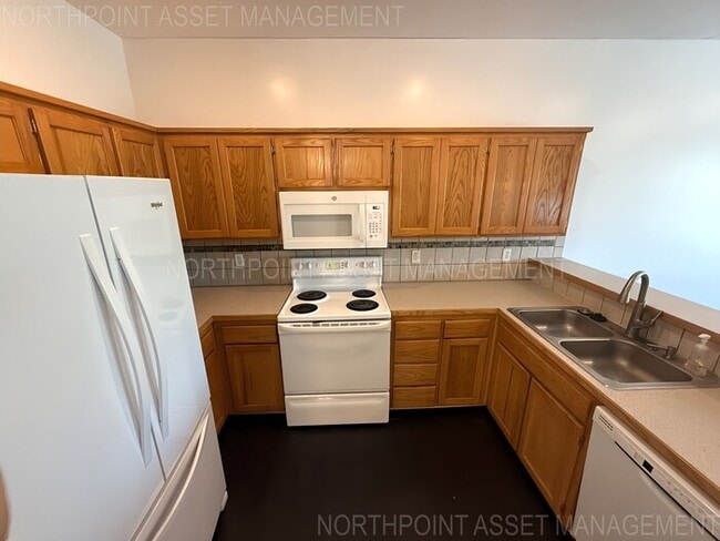 Photo - 3 Bed, 2 Bath Townhome SPECIAL!