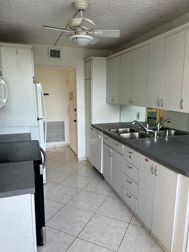 Photo - 1200 NE Miami Gardens Dr Unidad 220W
