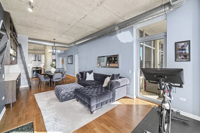 Photo - 720 N Larrabee St