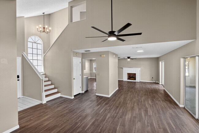 Photo - 802 Arietta Cir N