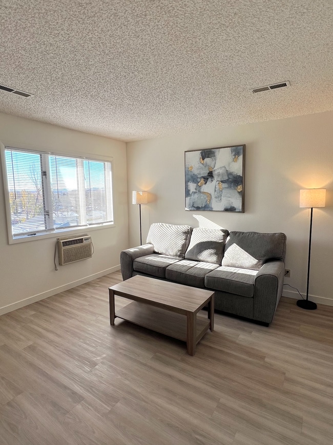 Building Photo - 1512 Lake Elmo Dr Unit 2
