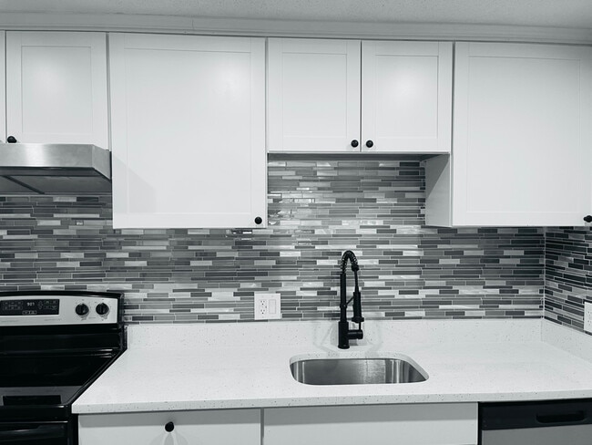 Building Photo - 4 Hallmark Gdns Unit 7