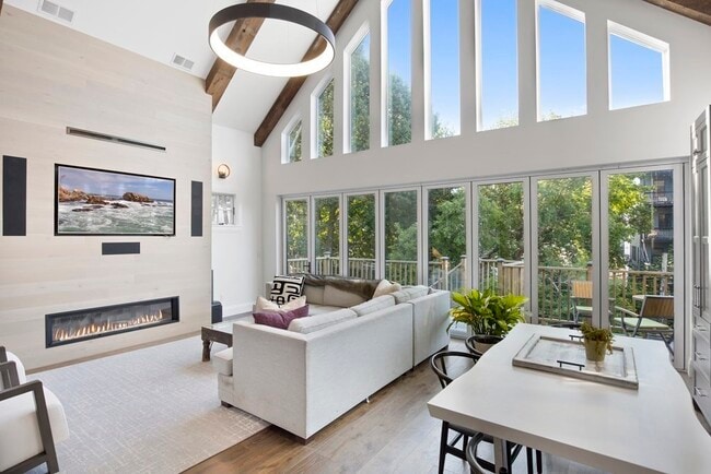 Building Photo - 719 E 2nd St Unit PH3