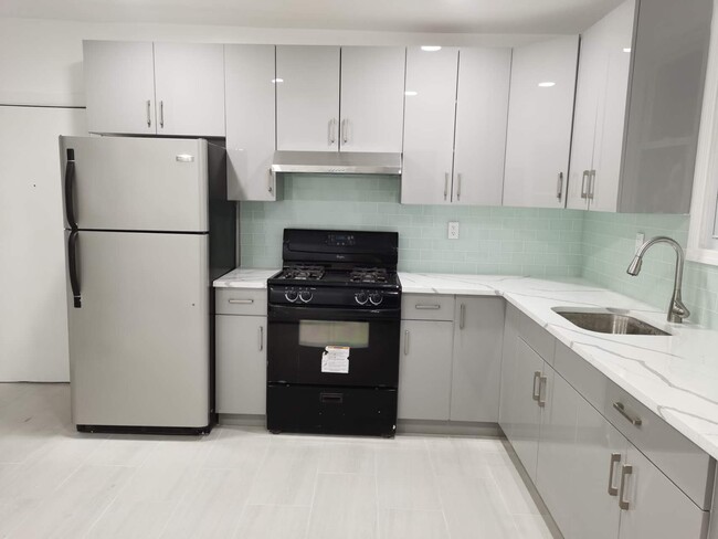 Building Photo - 16 E Davis St Unit Apt 1