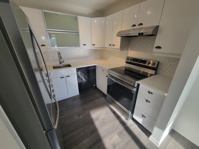 Building Photo - 9138-9183 83 Ave NW