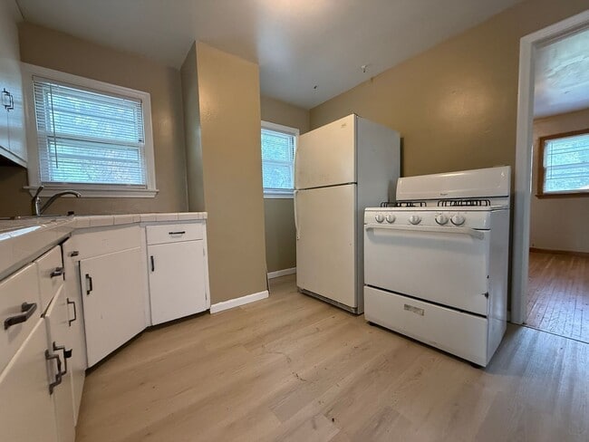 Building Photo - Great 2+ Bedroom Single Family Home off West 7th in St Paul