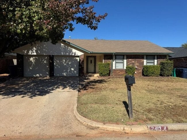 Photo - 3 bed, 2 bath ,fenced back yard in Moore Schools, ready for move in!