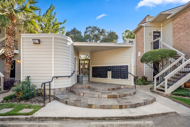 Building Photo - 2001 Bering Dr Unit 7B