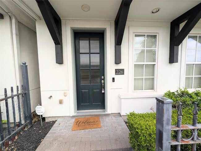 Photo - 226 E 28th St