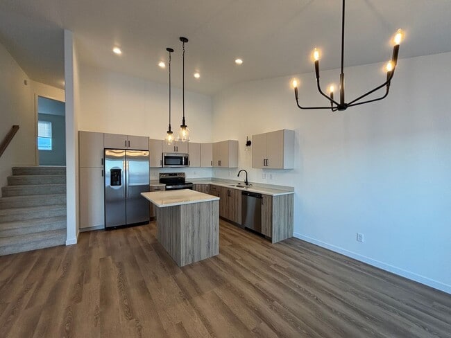 Building Photo - 3 Bed 3 Bath Townhome