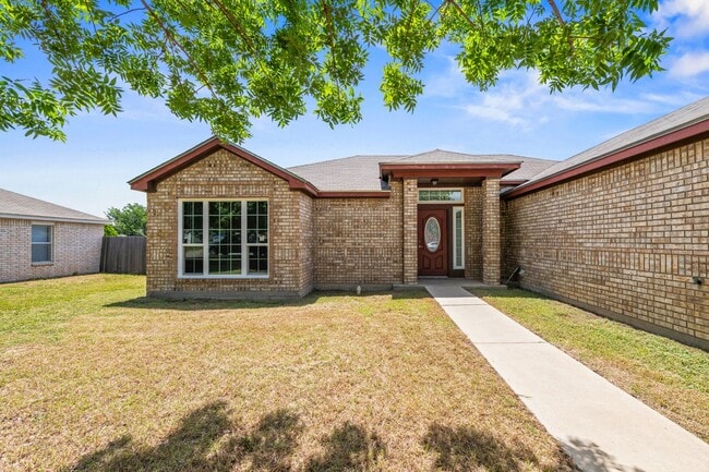 Building Photo - Available NOW!!!! This 3 bedroom, 2 bath, 2 car garage home has no carpet. All flooring is LVP an...