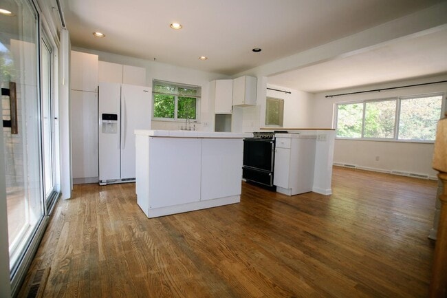 Photo - 5800 Paramus