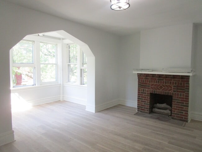 Building Photo - 5920 McPherson Ave Unit 2nd Floor