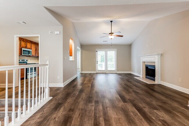 Photo - 595 Embassy Walk