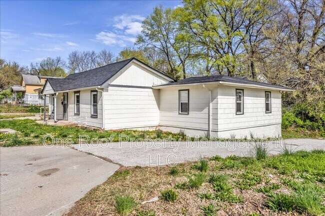 Photo - 2130 E 83rd St