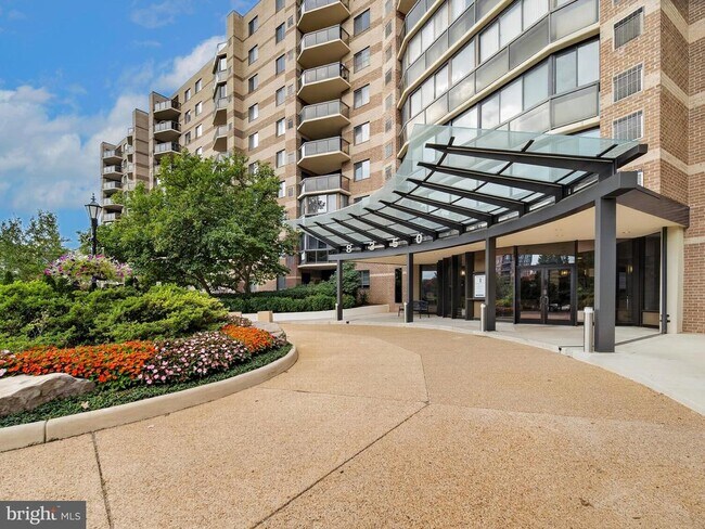 Building Photo - 8350 Greensboro Dr Unit 422
