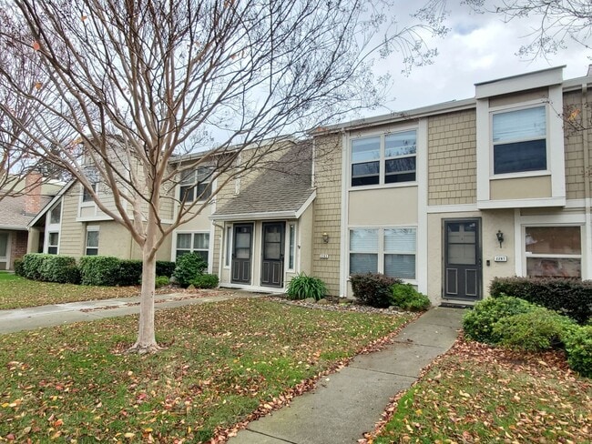Building Photo - Spacious Townhome in Central Location, A/C...