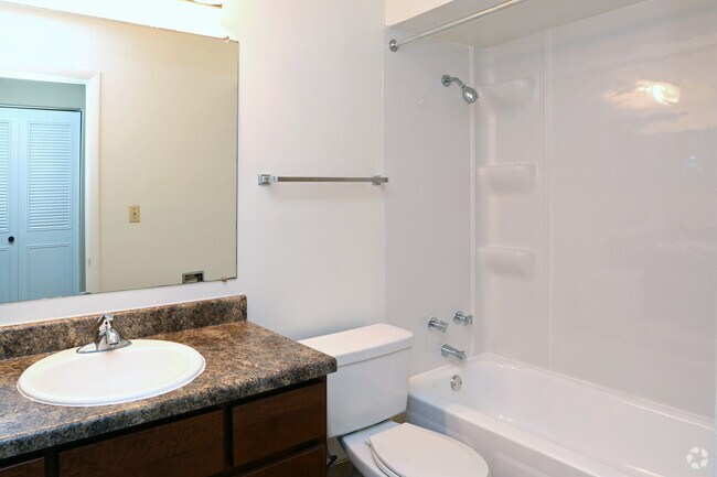 1BR, 1BA - 785SF - Bathroom