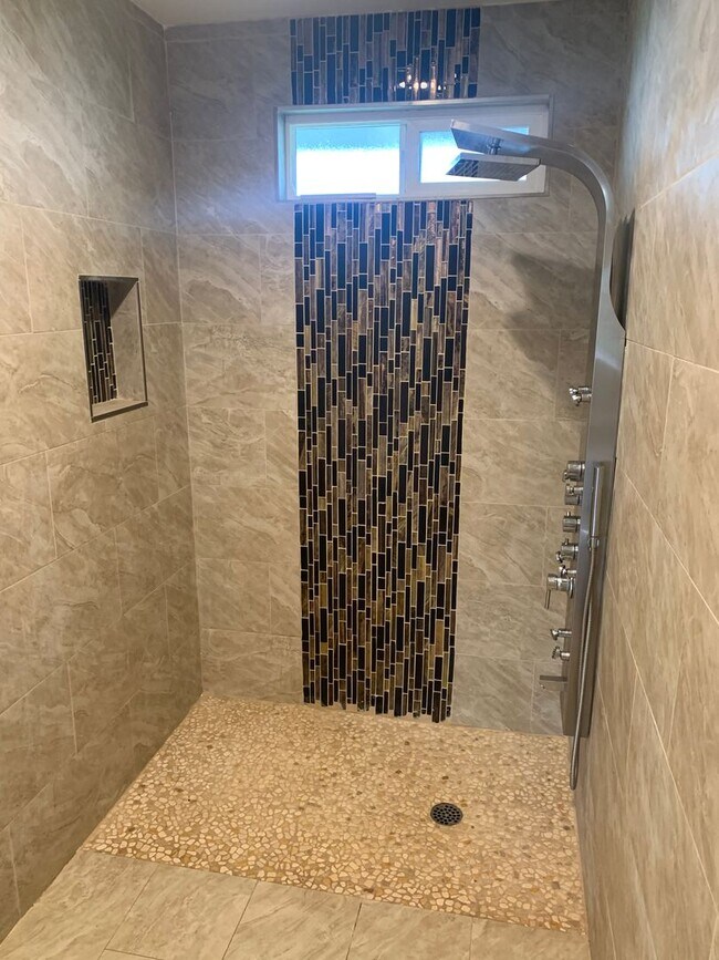 Photo - AVAILABLE NOW! 5 bedroom 2 bath