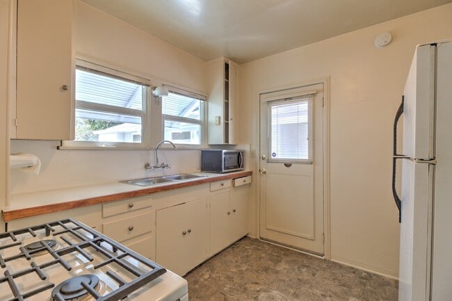 Photo - 1320 1/2 E. Colton Ave. Cozy 1 bedroom, 1 bathroom Redlands Cottage!