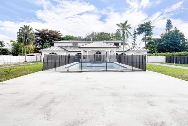 Photo - 425 SW 129th Ave