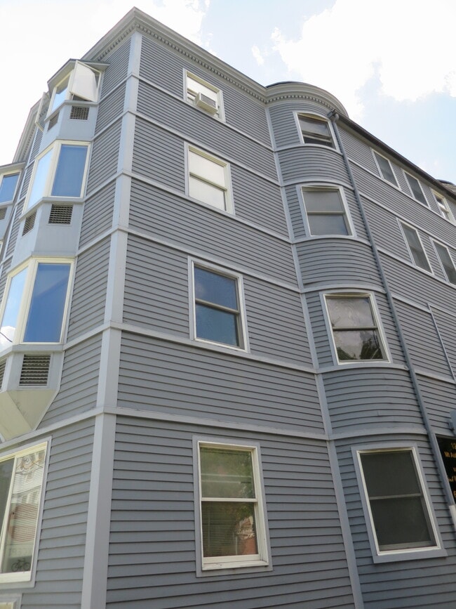 Building Photo - 12 Mount Auburn St Unit 4