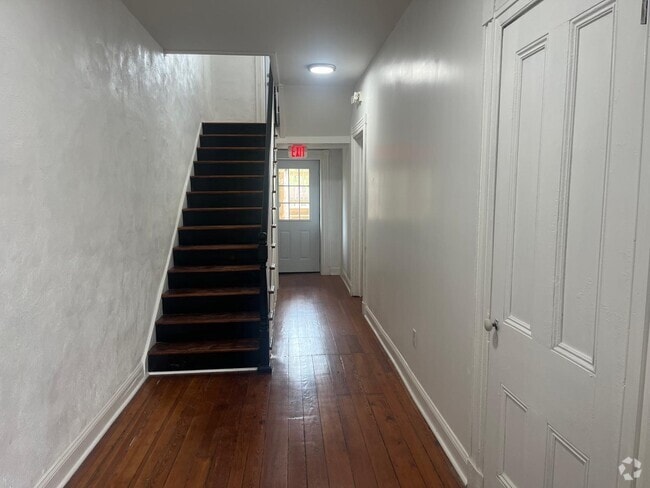 Building Photo - 511 W Marshall St Unit 101 Main Floor Rental