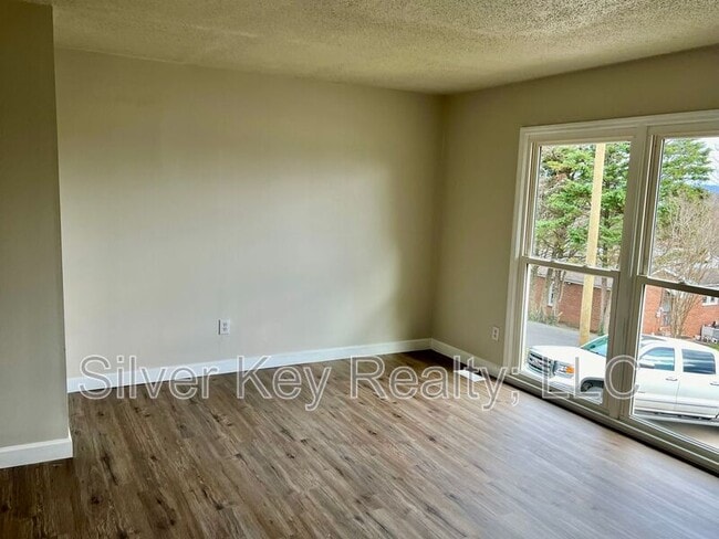 Photo - 206 Riggs St