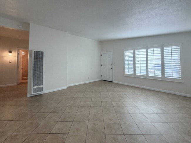 Photo - 1065 Belfast Ln