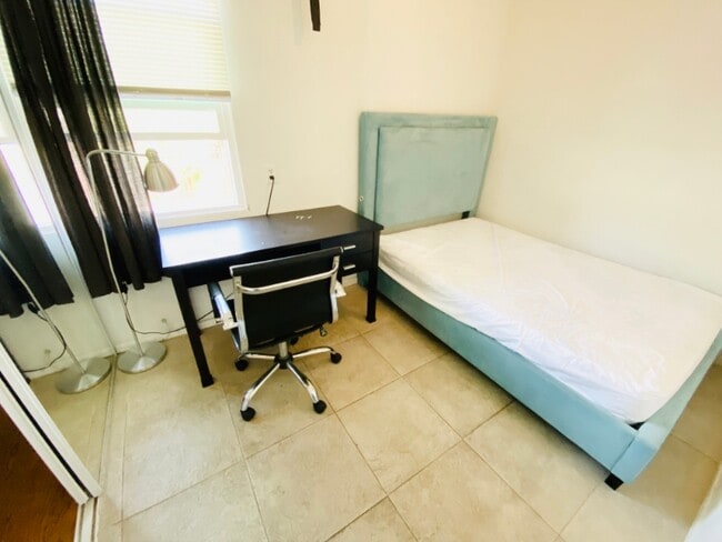 2300 Oak St Unit 5