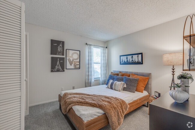 2BR, 2BA - 1100SF - Bedroom