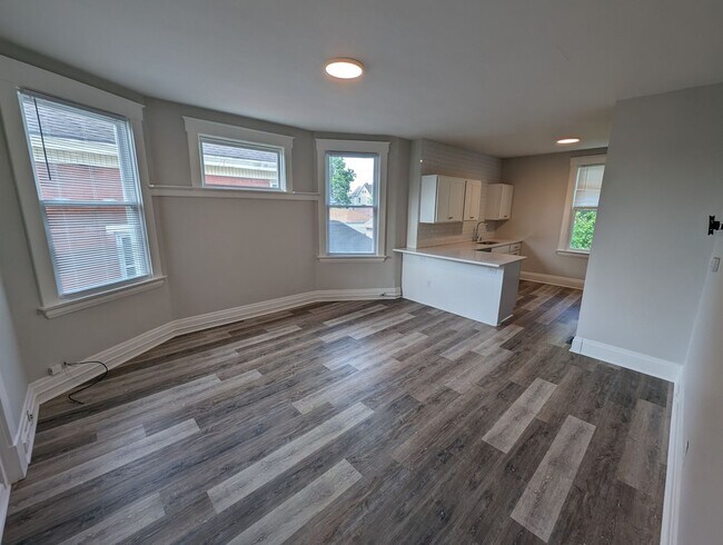 Building Photo - Beautiful Housing Convenient to Xavier Campus with Bonus Room Unit 3921 Spencer Ave Apt #2