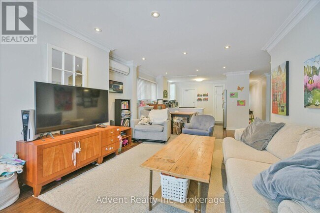 Photo - 63 Burnaby Blvd Unit MAIN FLOOR