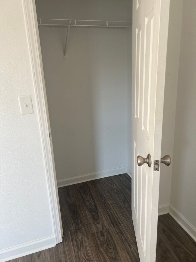 Photo - 1300 N Granville Ave Unidad 202