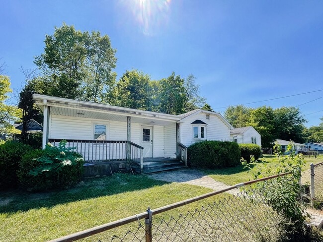 Building Photo - Fenced Yard