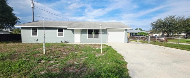 Building Photo - 2331 NE 15th Ct Rental