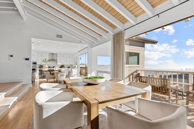 Building Photo - 2019 Sunset Plaza Dr Rental