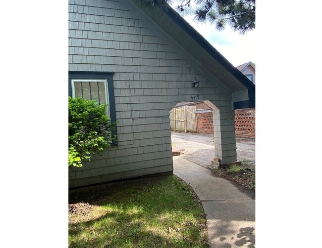 Photo - 4117 E Lewis St