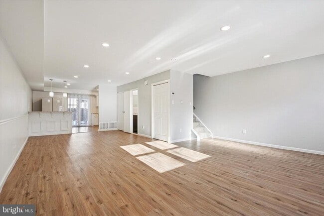 Photo - 1375 Abbey Way