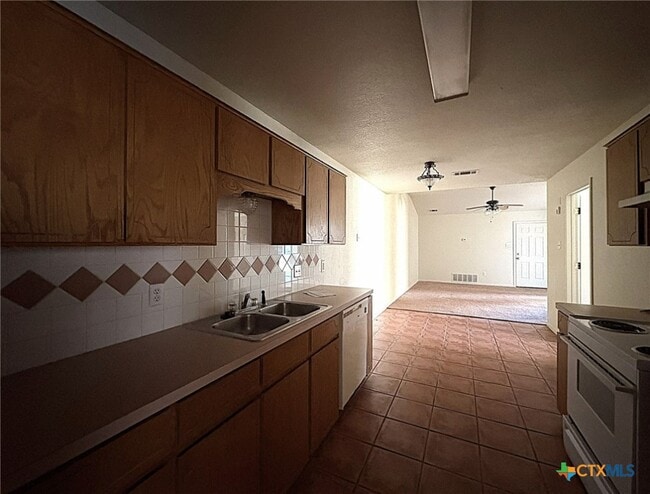 Photo - 1002 W Avenue B