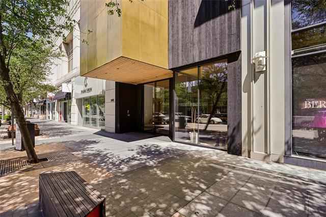 Building Photo - 2408 Victory Park Ln Unit 832