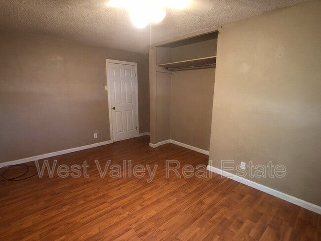 Photo - 441 Hazelton St