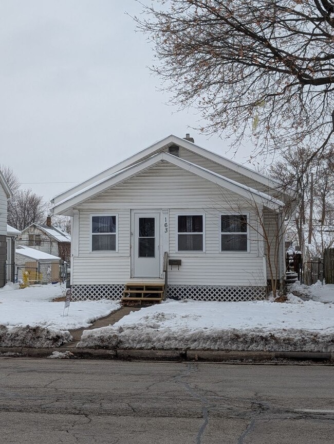 Building Photo - Affordable 2-Bedroom Home in East Moline