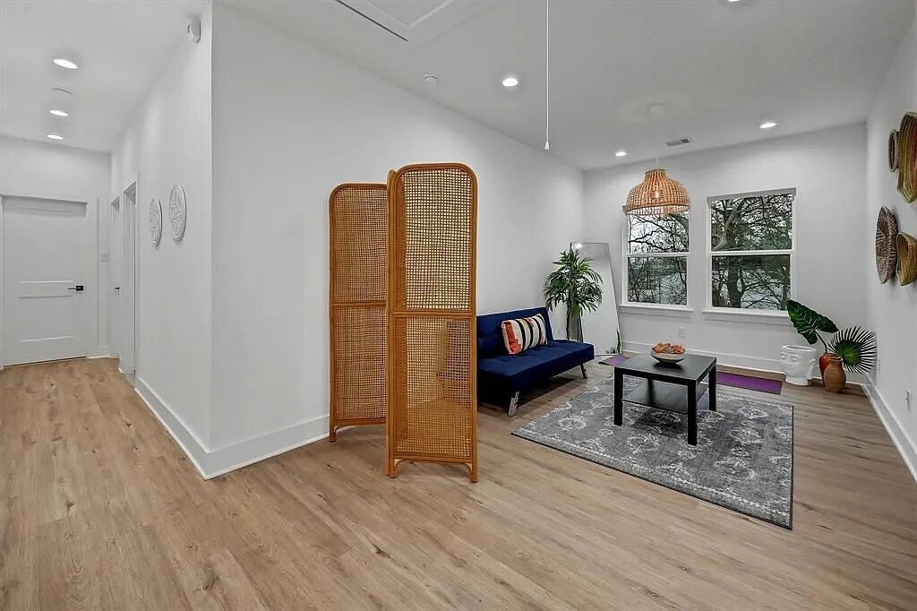 Photo - 6814 Burkett St.